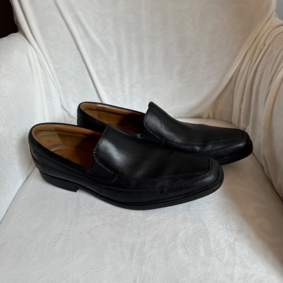Clark’s Tinden Free Slip On Black Leather Full Day Comfort Workwear Dress Shoes